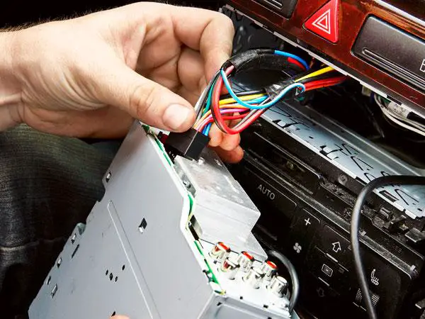 Installazioni di autoradio, amplificatori e altoparlanti a scelta tra i seguenti marchi